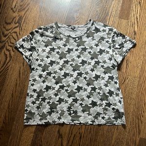 Monrow Star Camo Style Short Sleeve T-Shirt. Size Medium